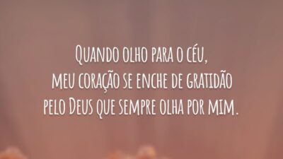 Quando olho para o céu, meu coração se enche de gratidão pelo Deus que sempre olha por mim.