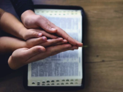 30 frases de oração da família que trazem proteção ao seu lar