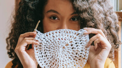 40 frases de crocheteiras que homenageiam seu talento delicado