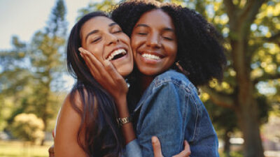 60 frases de elogios para amiga que mostram como você a admira