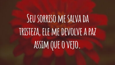 Seu sorriso me salva da tristeza, ele me devolve a paz assim que o vejo.