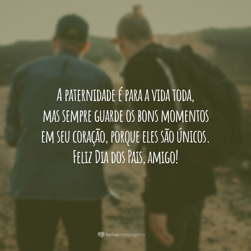 Pai abraçando o filho, demonstrando afeto e companheirismo.