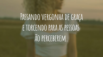 Passando vergonha de graça e torcendo para as pessoas não perceberem.