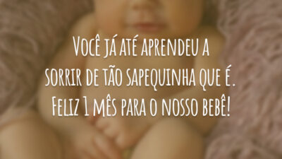 Você já até aprendeu a sorrir de tão sapequinha que é. Feliz 1 mês para o nosso bebê!