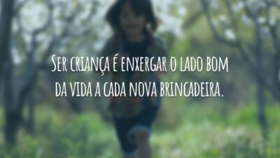Ser criança é enxergar o lado bom da vida a cada nova brincadeira.
