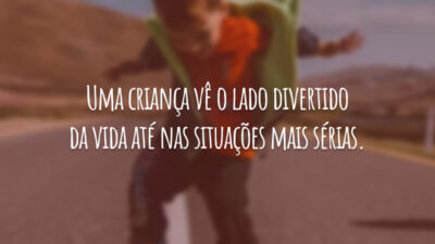 Uma criança vê o lado divertido da vida até nas situações mais sérias.