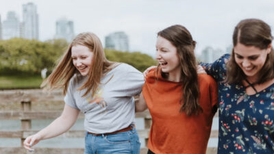 80 frases de melhores amigos para reviver memórias e expressar gratidão