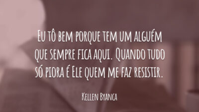 Eu tô bem porque tem um alguém que sempre fica aqui. Quando tudo só piora é Ele quem me faz resistir.