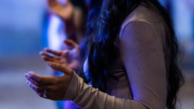 55 frases de músicas gospel emocionantes que trazem alegria à alma