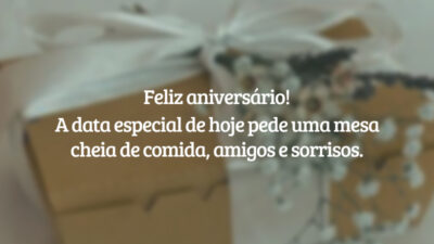 Feliz aniversário! A data especial de hoje pede uma mesa cheia de comida, amigos e sorrisos.