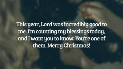 This year, Lord was incredibly good to me. I'm counting my blessings today, and I want you to know: You're one of them. Merry Christmas!(Este ano, o Senhor foi incrivelmente bom para mim. Estou contando minhas bênçãos hoje e quero que você saiba: você é uma delas. Feliz Natal!.)