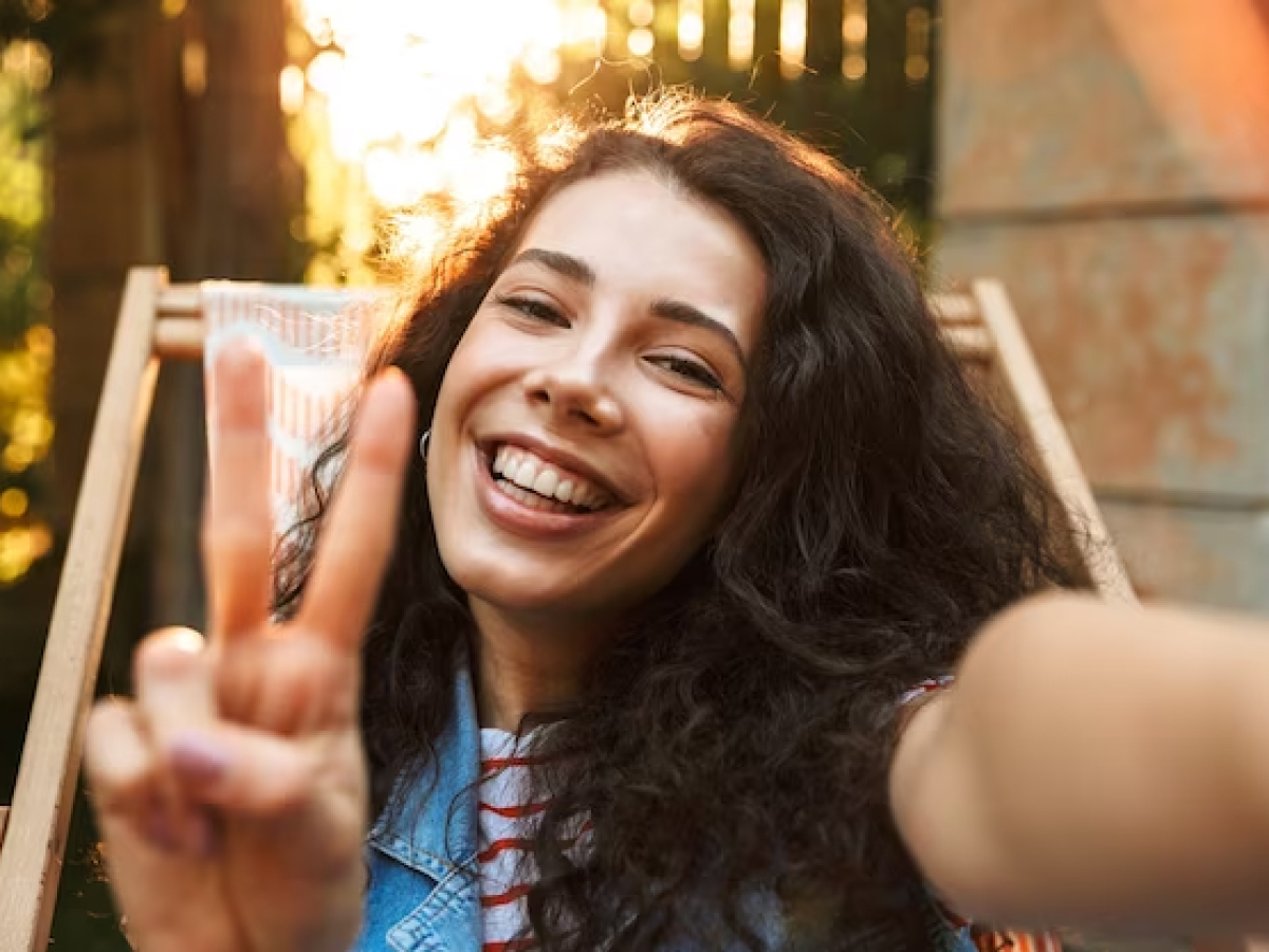 100 frases curtas para fotos sozinha que turbinarão suas redes sociais