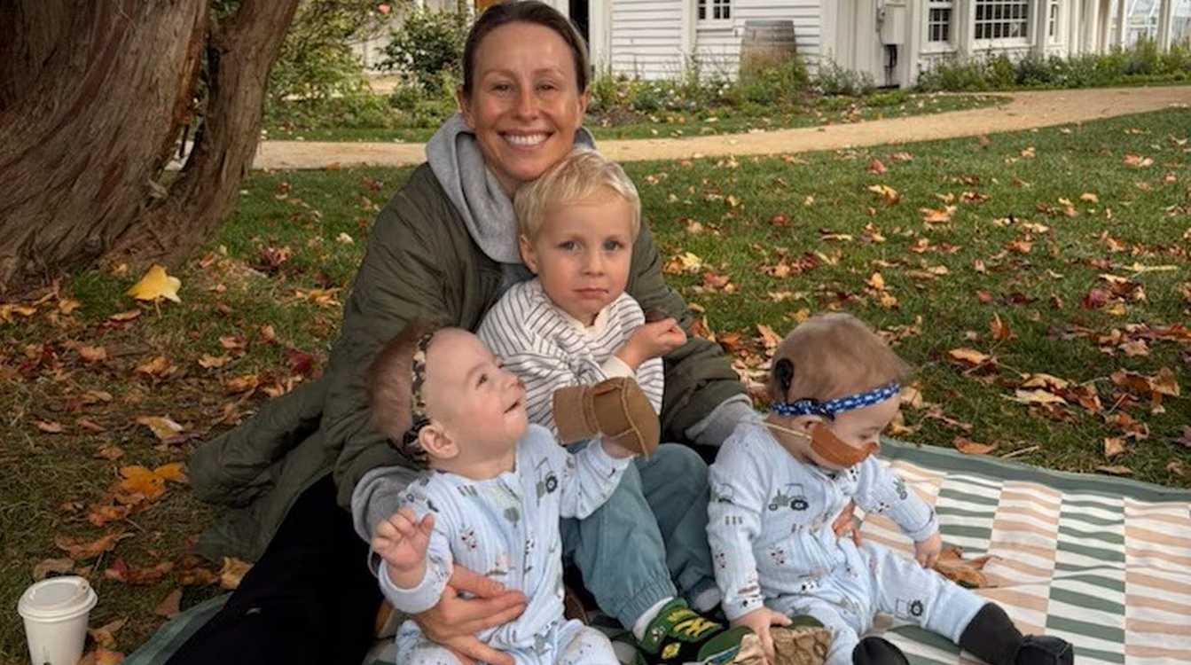 Gêmeos surdos ouvem a mãe pela 1ª vez após cirurgia na Austrália
